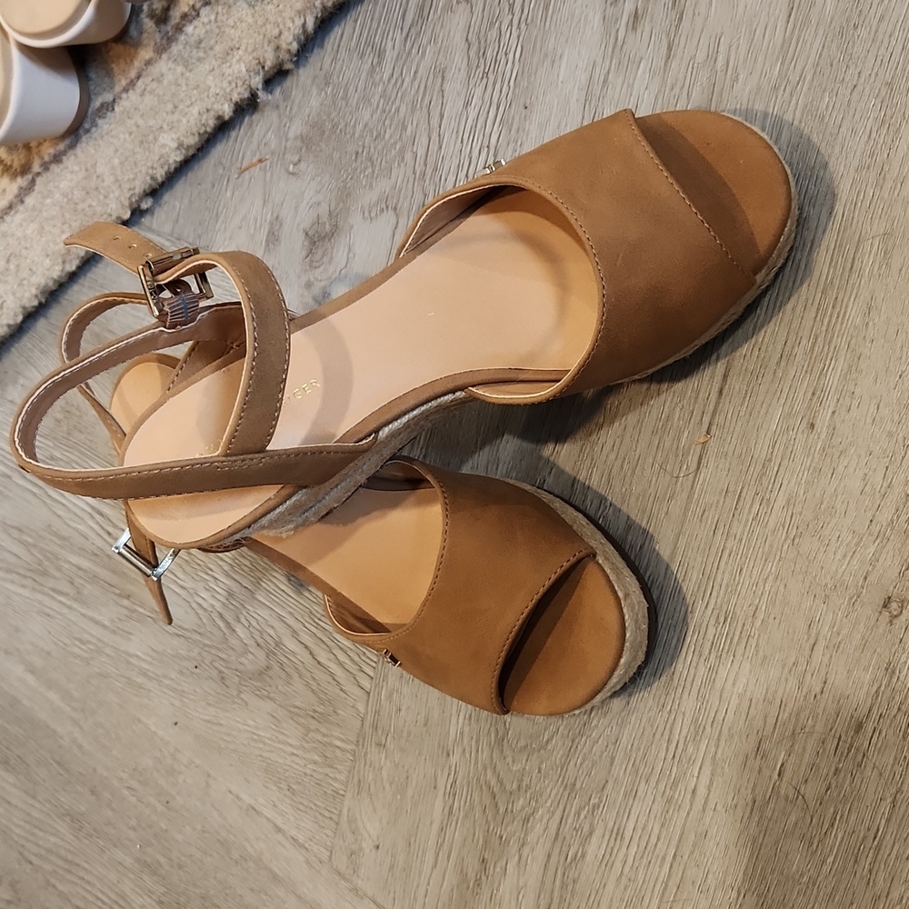 NWOB TOMMY HILFIGER PEEP TOE SANDAL WEDGES SIZE 7.5